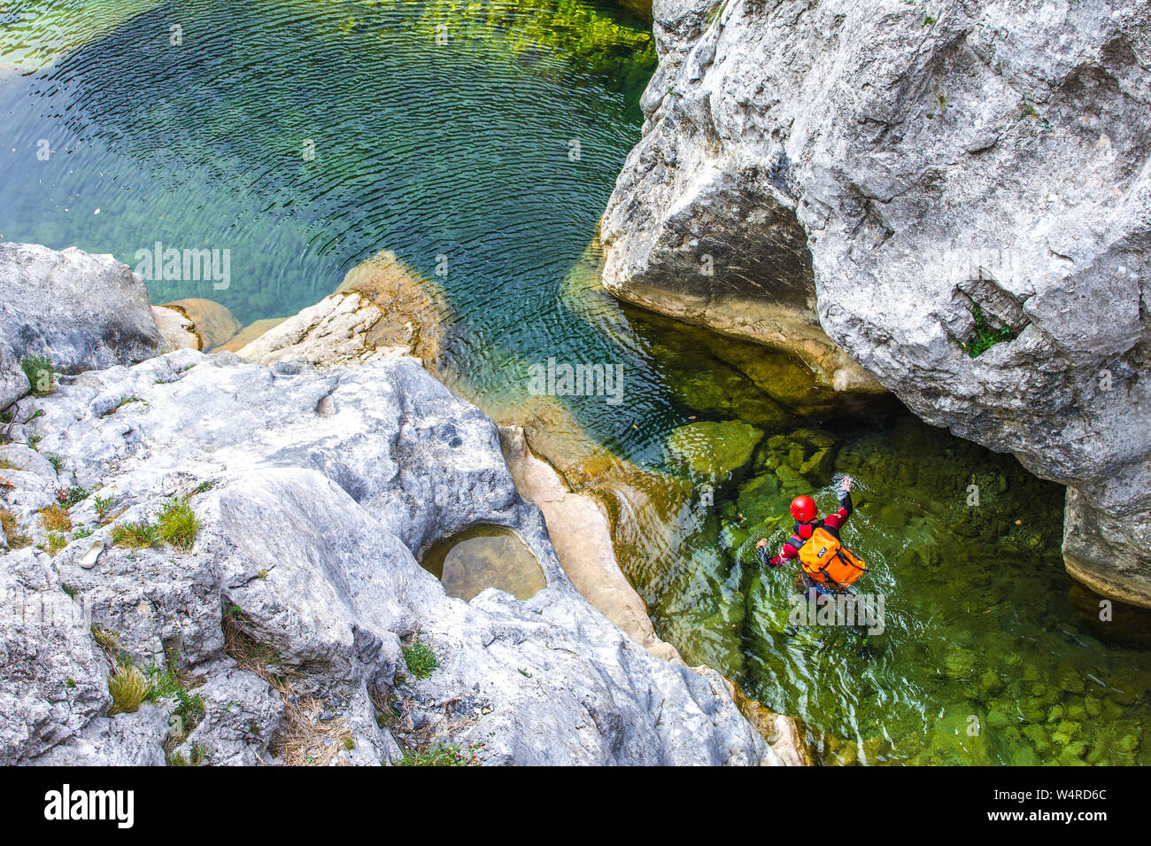 Canyoning in den Schluchten von Galamus in der Nähe von Saint-Paul-de-Fenouillet (Südfrankreich), zwischen dem "Pays Catalan" und "Pays Cathare"-Bereich. Überblick über Stockfoto