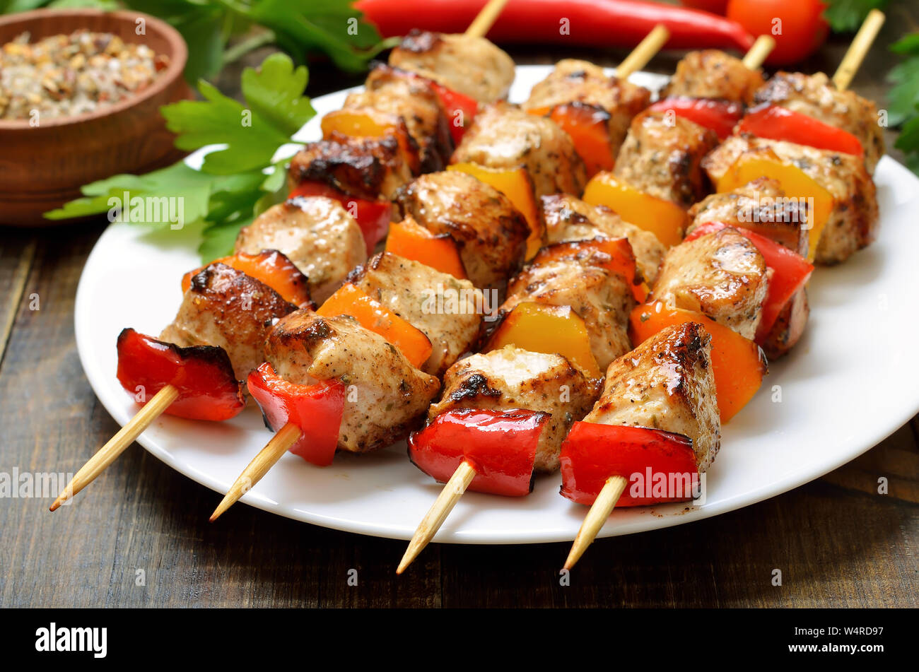 Appetitlich chicken Kebab mit Paprika auf weiße Platte, Nahaufnahme Stockfoto