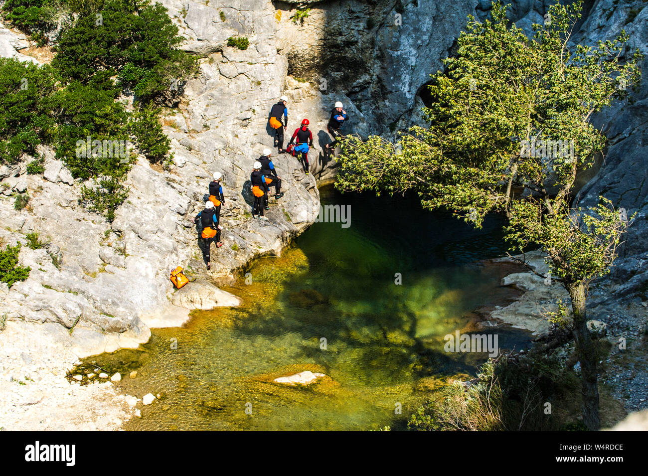 Canyoning in den Schluchten von Galamus in der Nähe von Saint-Paul-de-Fenouillet (Südfrankreich), zwischen dem "Pays Catalan" und "Pays Cathare"-Bereich. Überblick über Stockfoto