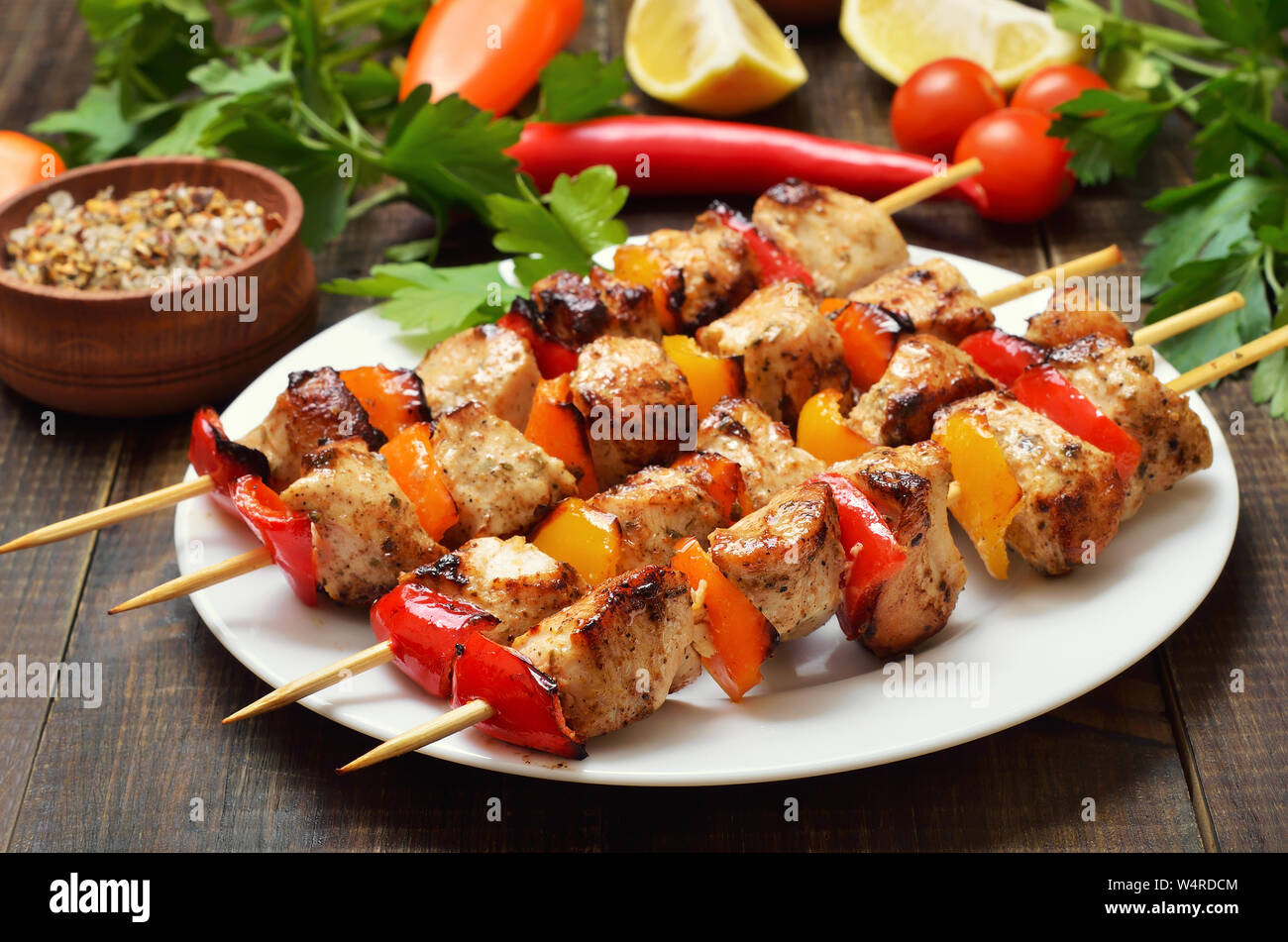 Fried Chicken Kebab auf weiße Platte, Nahaufnahme Stockfoto