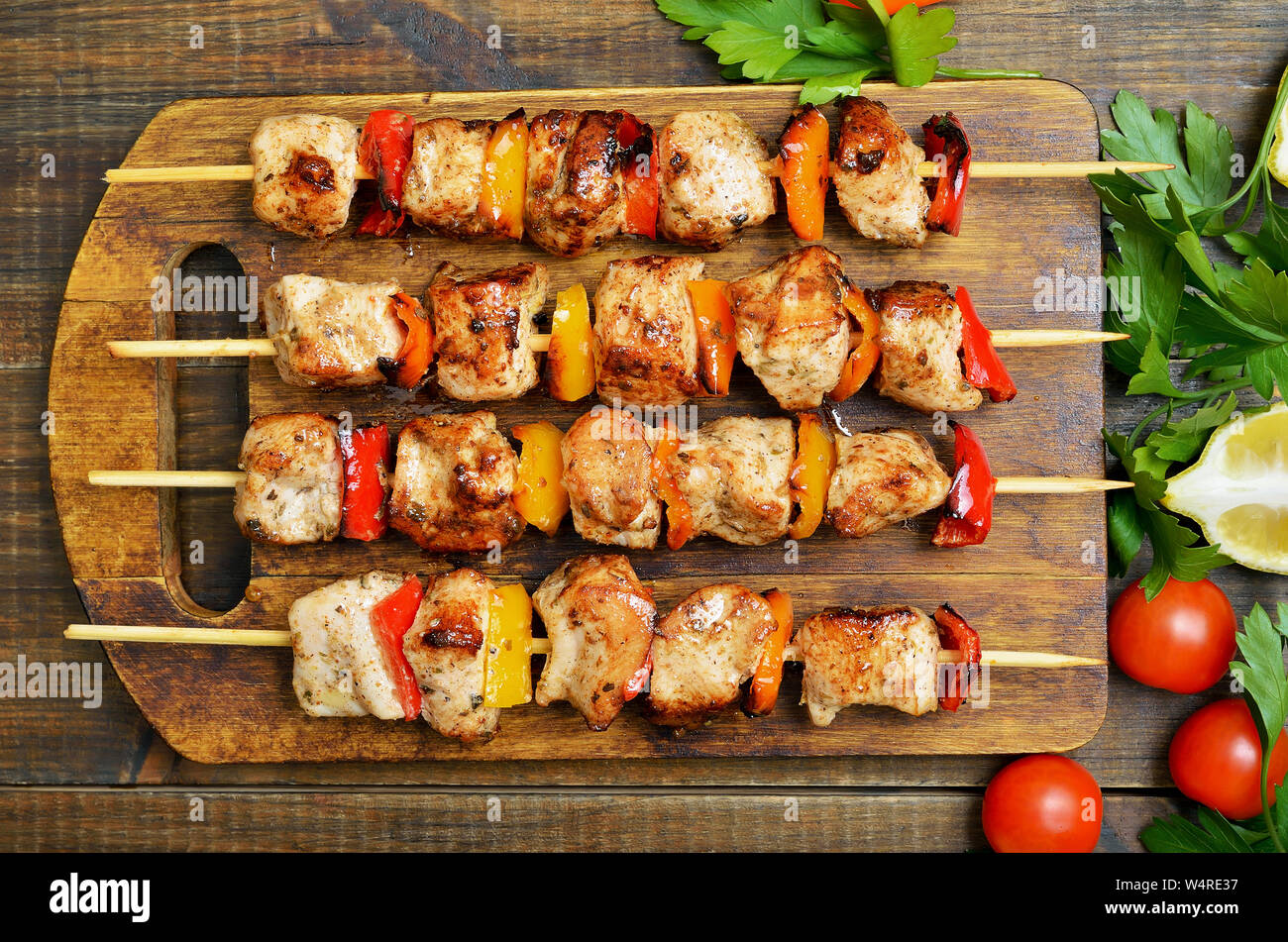 Gegrilltes Hähnchen Döner auf Holz Schneidebrett, Ansicht von oben Stockfoto