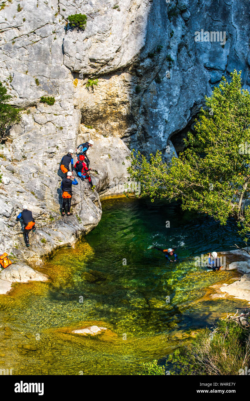 Canyoning in den Schluchten von Galamus in der Nähe von Saint-Paul-de-Fenouillet (Südfrankreich), zwischen dem "Pays Catalan" und "Pays Cathare"-Bereich. Überblick über Stockfoto
