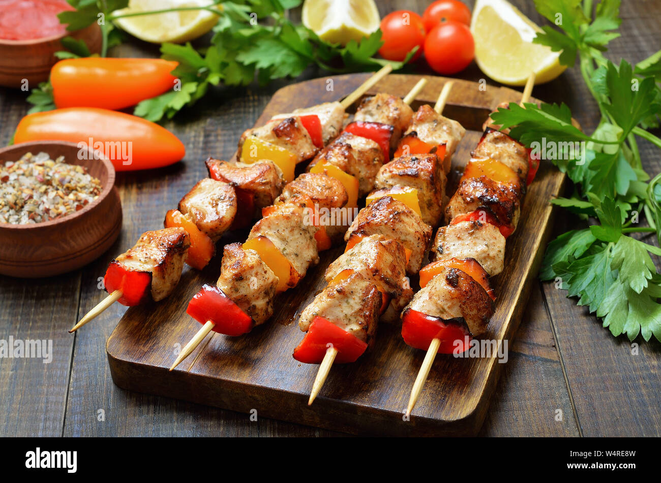 Gegrilltes Hühnchen Kebab mit Gemüse auf hölzernen Tisch Stockfoto