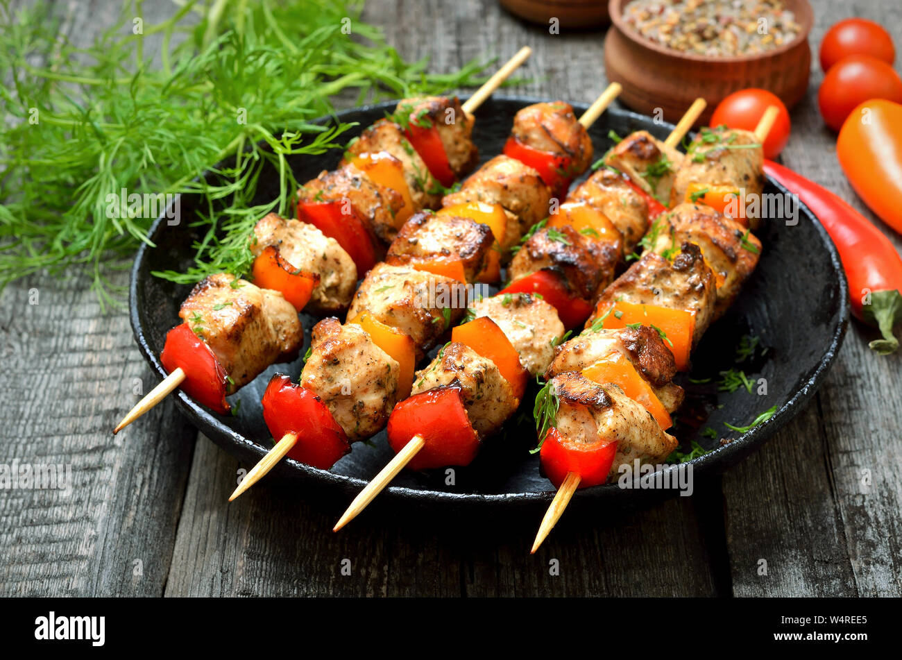 Chicken Kebab mit Gemüse in der Pfanne, bis in der Nähe Stockfoto