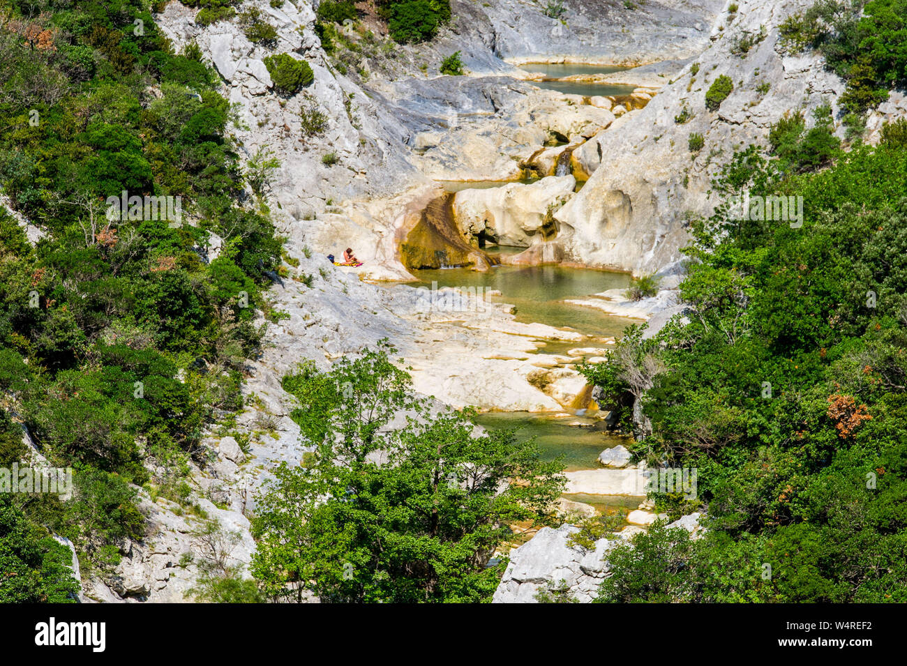 Landschaft der Schluchten von Galamus in der Nähe von Saint-Paul-de-Fenouillet (Südfrankreich), zwischen dem "Pays Catalan" und "Pays Cathare"-Bereich. Kalksteinfelsen ein Stockfoto