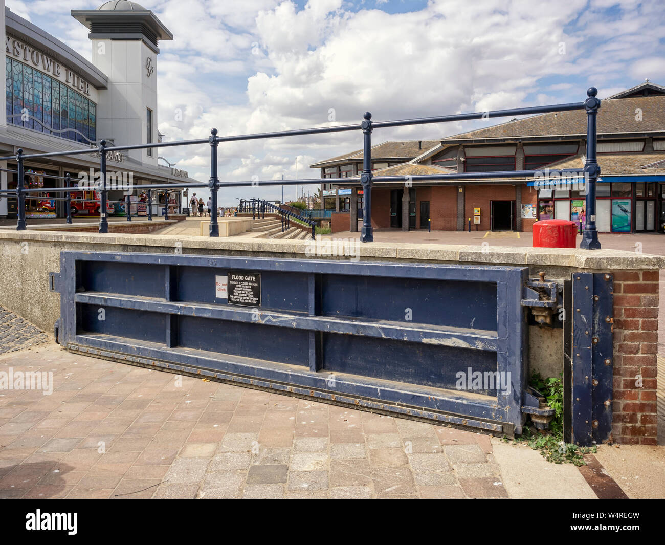 FELIXSTOWE, ESSEX, Großbritannien - 18. JULI 2018: Hochwasserschutztor an der Strandpromenade Stockfoto