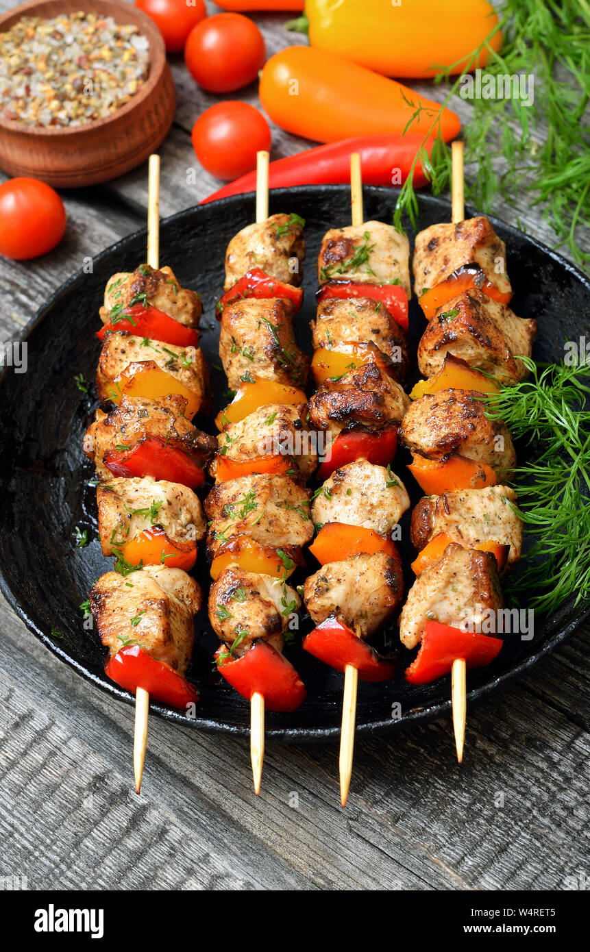 Chicken Kebab mit Pfeffer in der Pfanne, bis in der Nähe Stockfoto