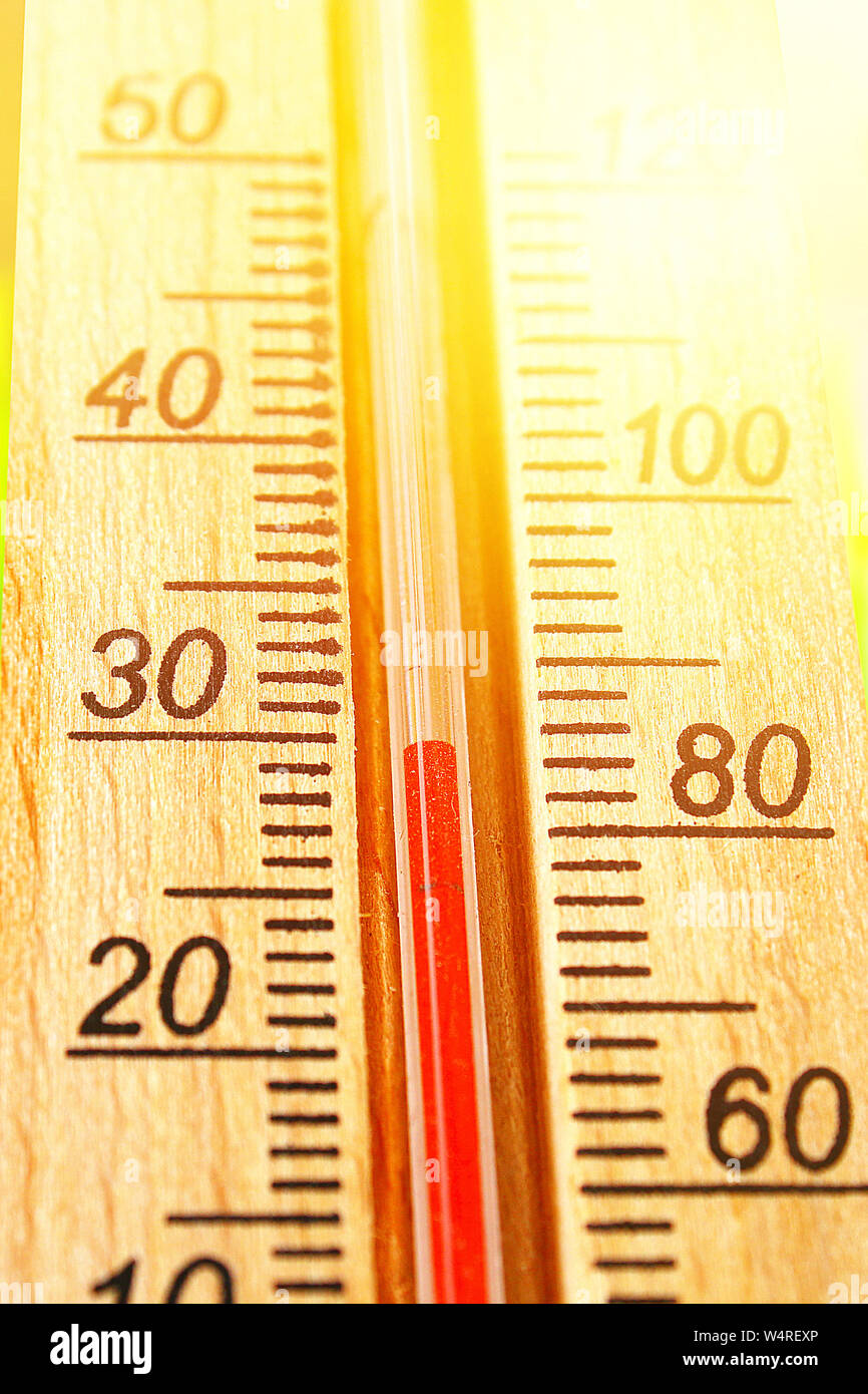 Thermometer Anzeigen hohe Temperaturen von 30 Grad in der Sonne Sommer Tag  Stockfotografie - Alamy