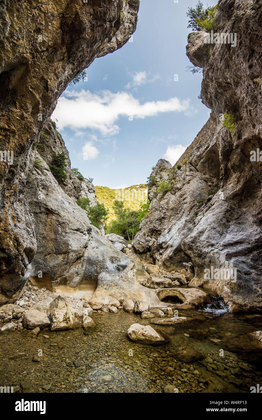 Landschaft der Schluchten von Galamus in der Nähe von Saint-Paul-de-Fenouillet (Südfrankreich), zwischen dem "Pays Catalan" und "Pays Cathare"-Bereich. Kalksteinfelsen ein Stockfoto