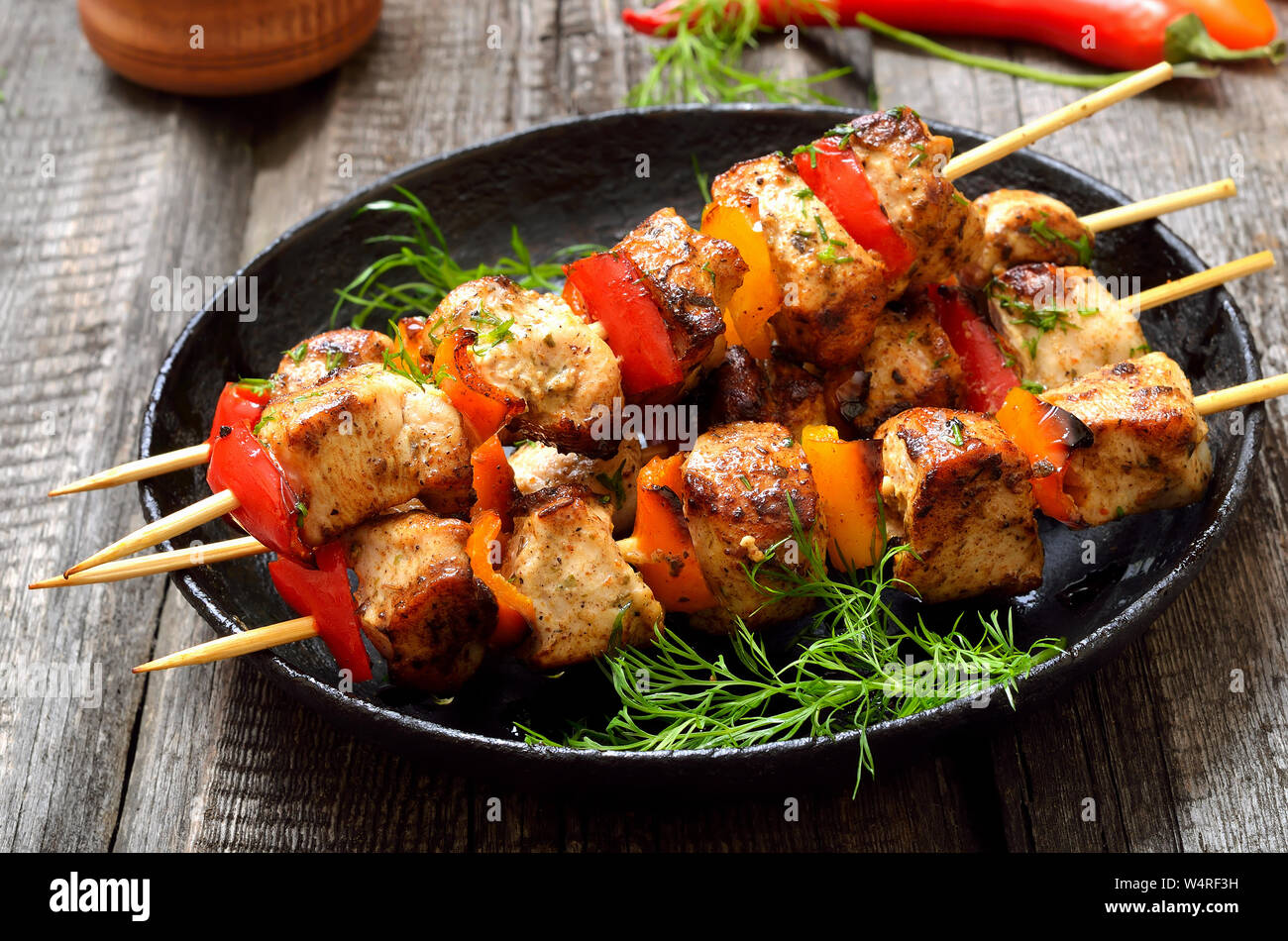 Chicken Kebab mit Paprika in der Pfanne, bis in der Nähe Stockfoto