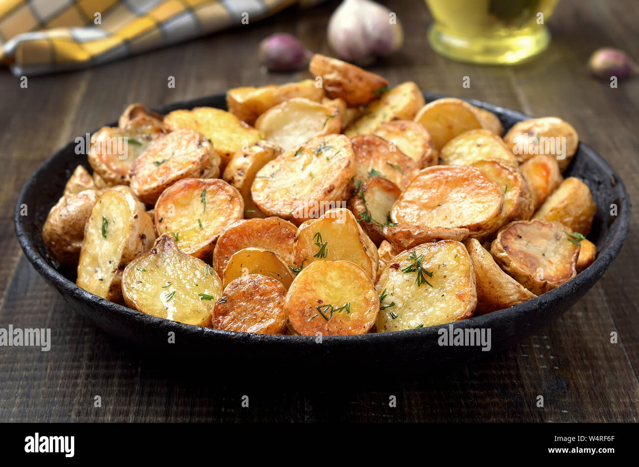 Bratkartoffeln in der Pfanne Stockfoto