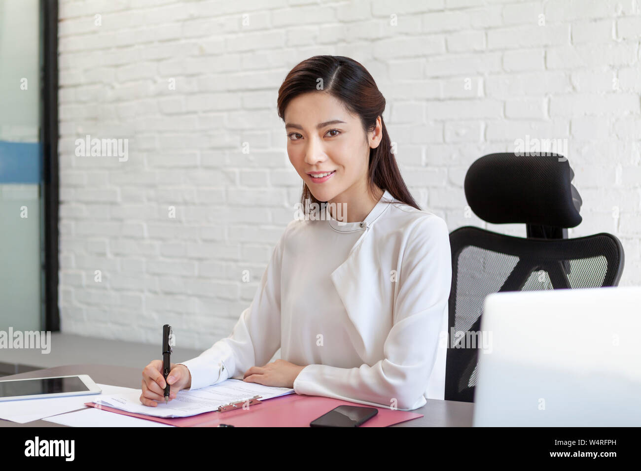 Frau tun, Büroarbeit, Peking, China Stockfoto