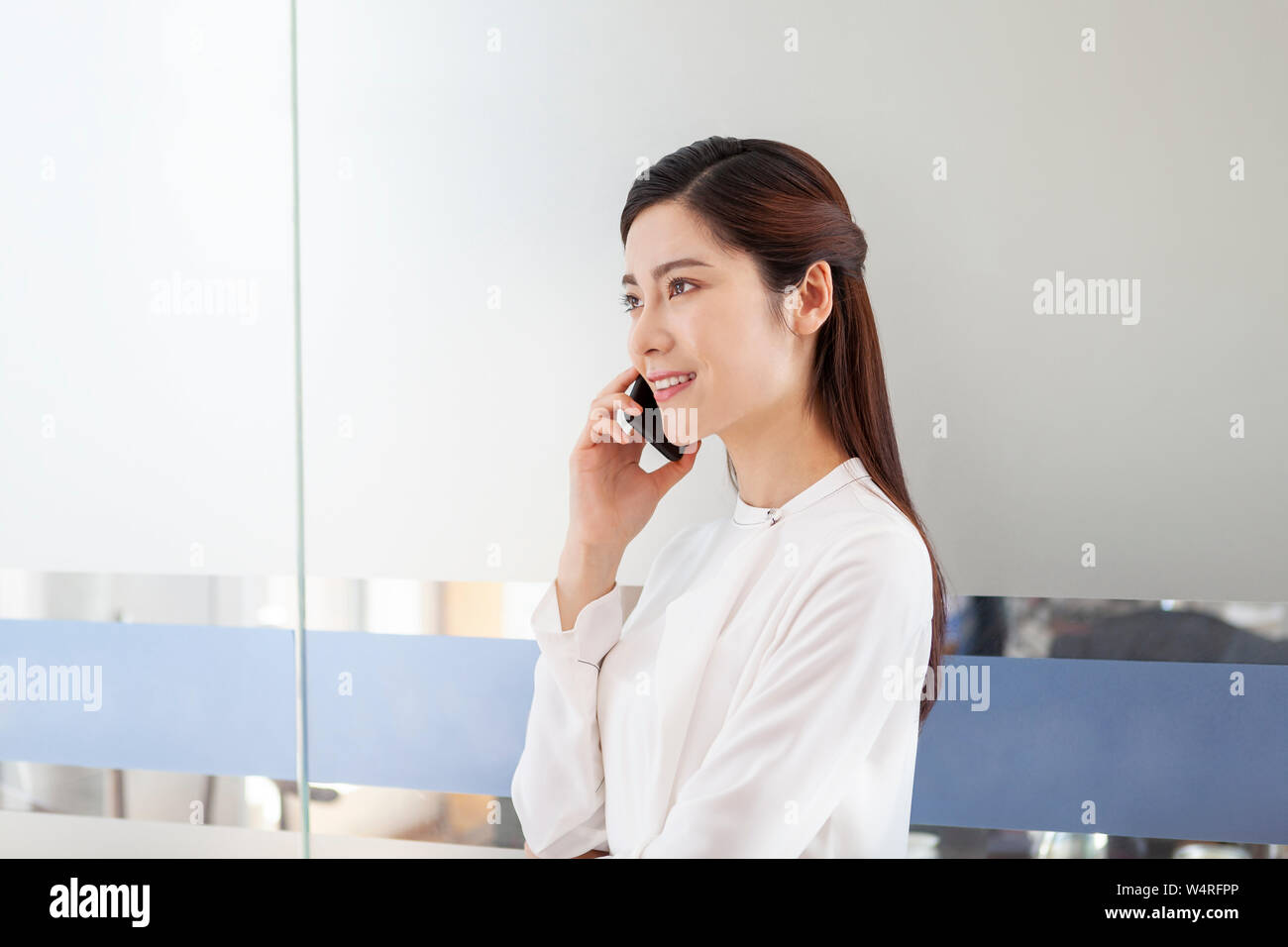 Geschäftsfrau Gespräch am Handy, Peking, China Stockfoto