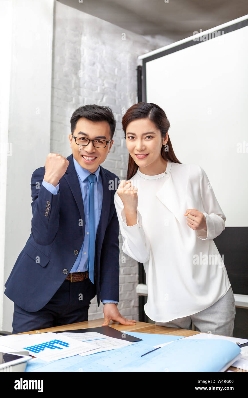 Chef und Mitarbeiter im Tagungsraum feiern, Peking, China Stockfoto