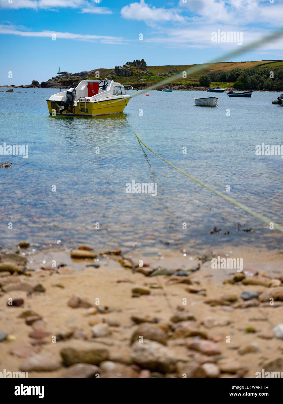 Ein Boot vor Anker aus der Alten Stadt Bay, Isles of Scilly. Stockfoto