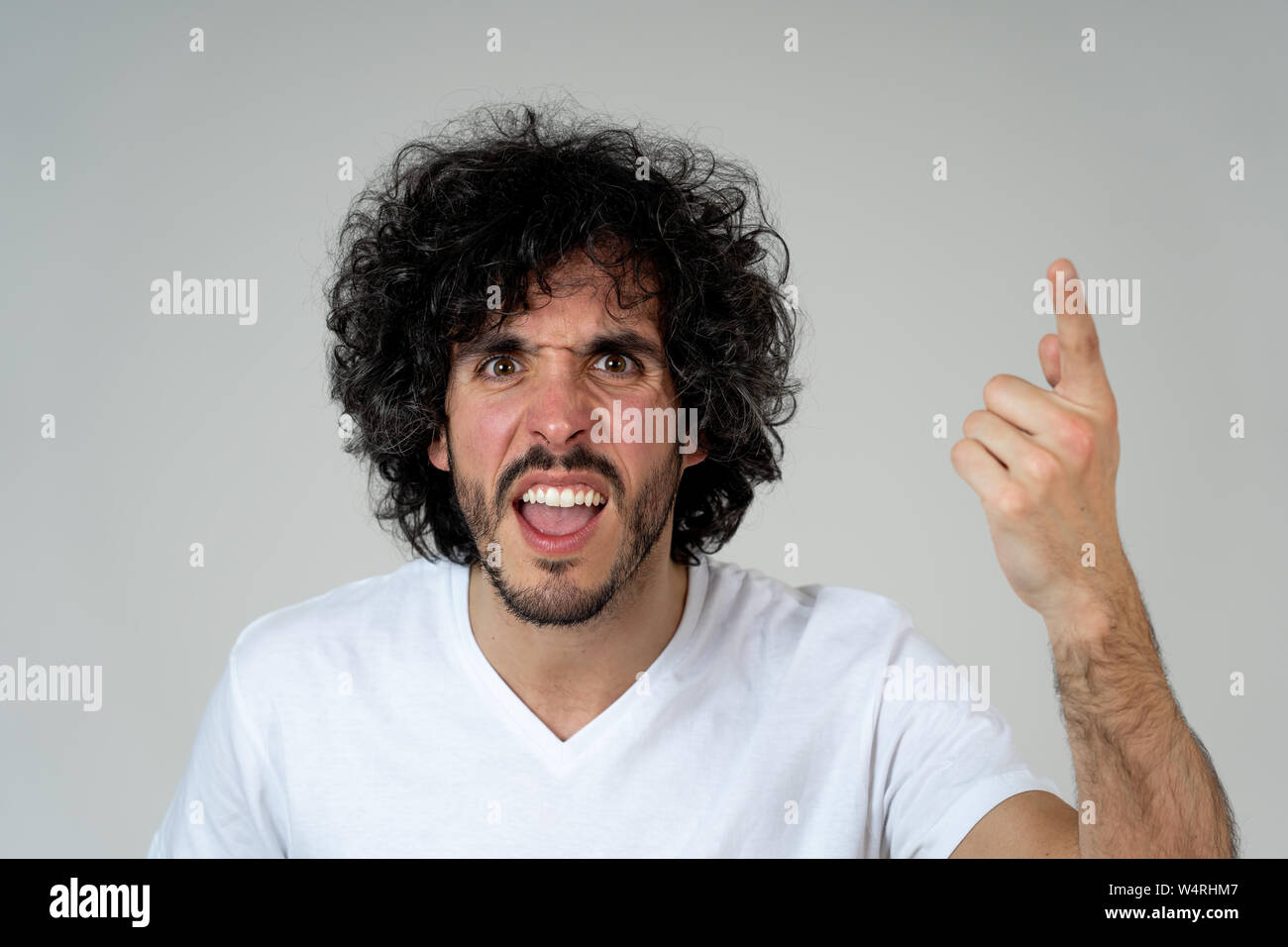 Verärgert junge tausendjährigen Mann mit einem wütenden Blicken, sauer und wütend ist frustriert. In der Nähe von Studio Schuß auf weißem Hintergrund. Menschen, Stockfoto