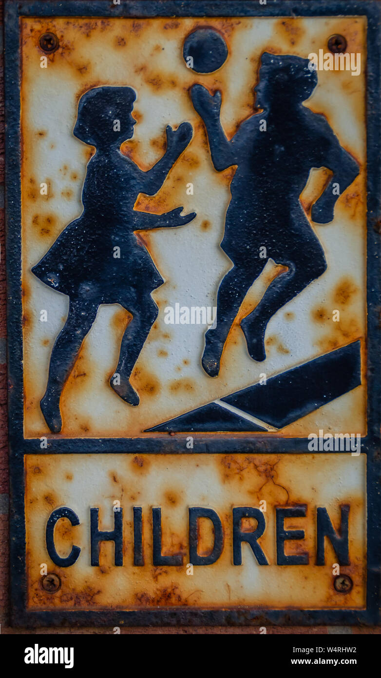 Warnung spielende Kinder rostigen Schild Stockfoto