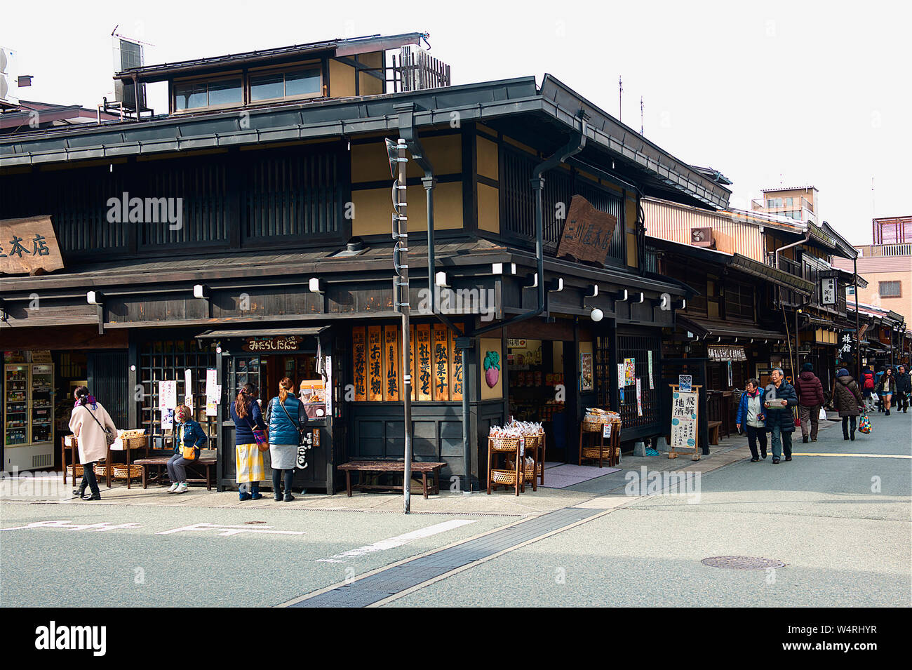 Einkaufsstraße mit kleinen Geschäften in hölzernen Gebäuden und Menschen vorbei, Hida-Takayama, Takayama, Präfektur Gifu, Japan Stockfoto