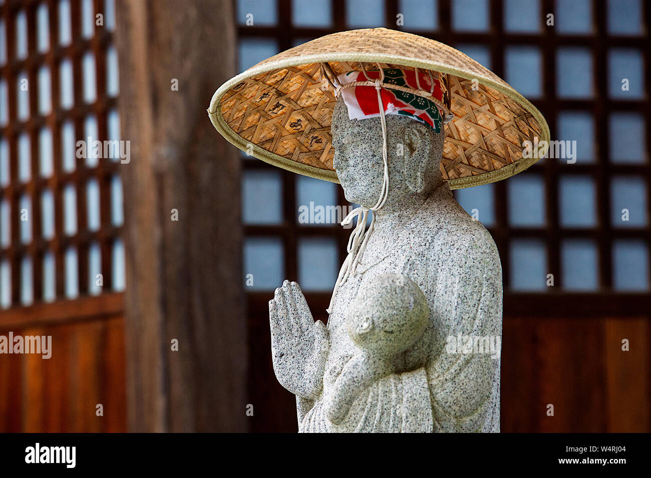Steinstatue der japanischen Mönch in Strohhut Holding Baby, Hida-Takayama, Takayama, Präfektur Gifu, Japan Stockfoto