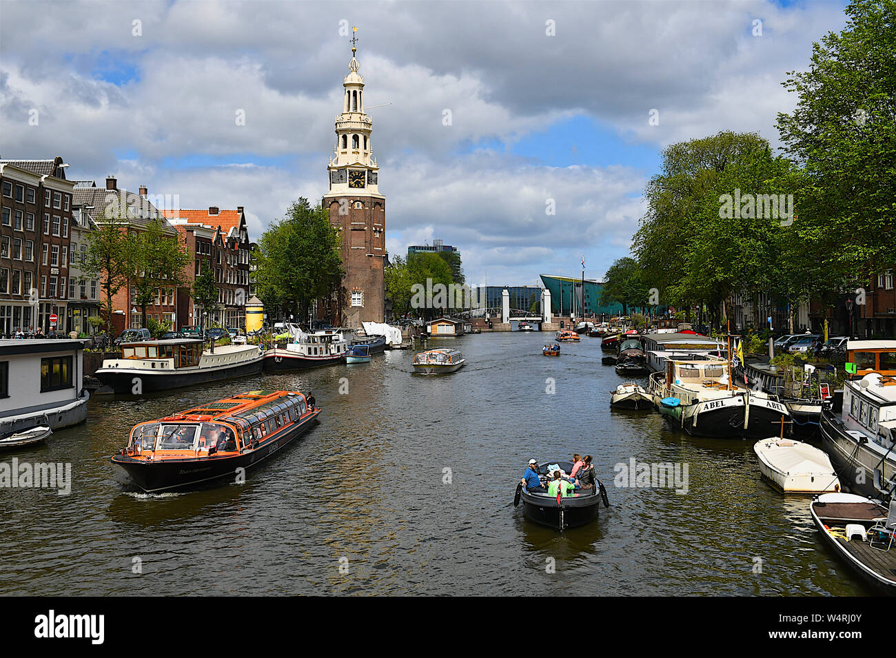 Boote auf oudeschans Kanal, Amsterdam, Niederlande Stockfoto