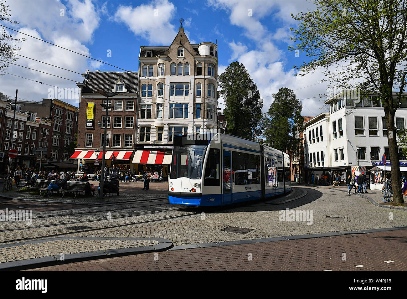 Straßenbahn vorbei Stadtplatz, Amsterdam, Niederlande Stockfoto