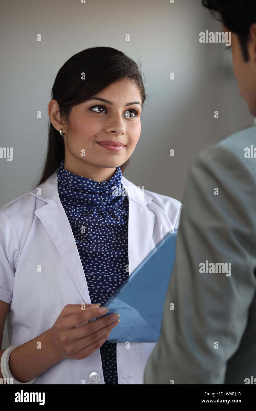 Weiblichen Arzt Rücksprache mit patient Stockfoto