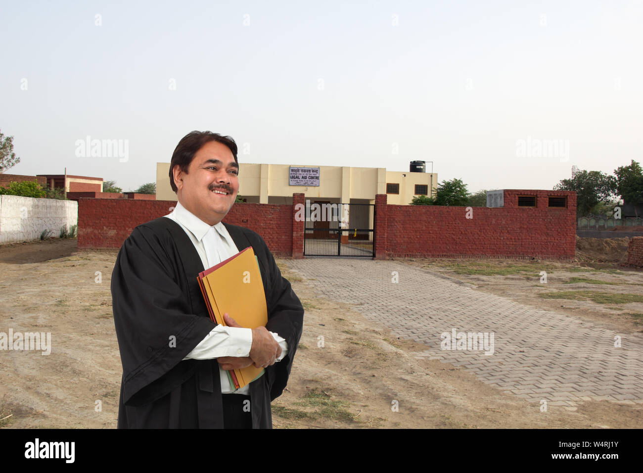 Rechtsanwalt, der mit Akten vor einem Rechtszentrum steht Stockfoto