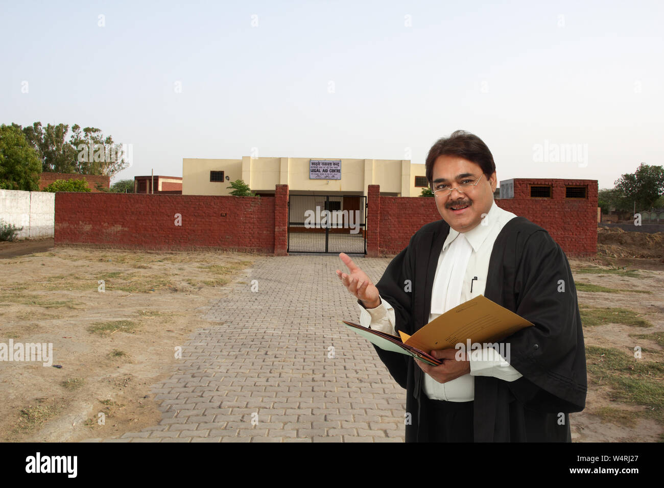 Rechtsanwalt, der mit Akten vor einem Rechtszentrum steht Stockfoto