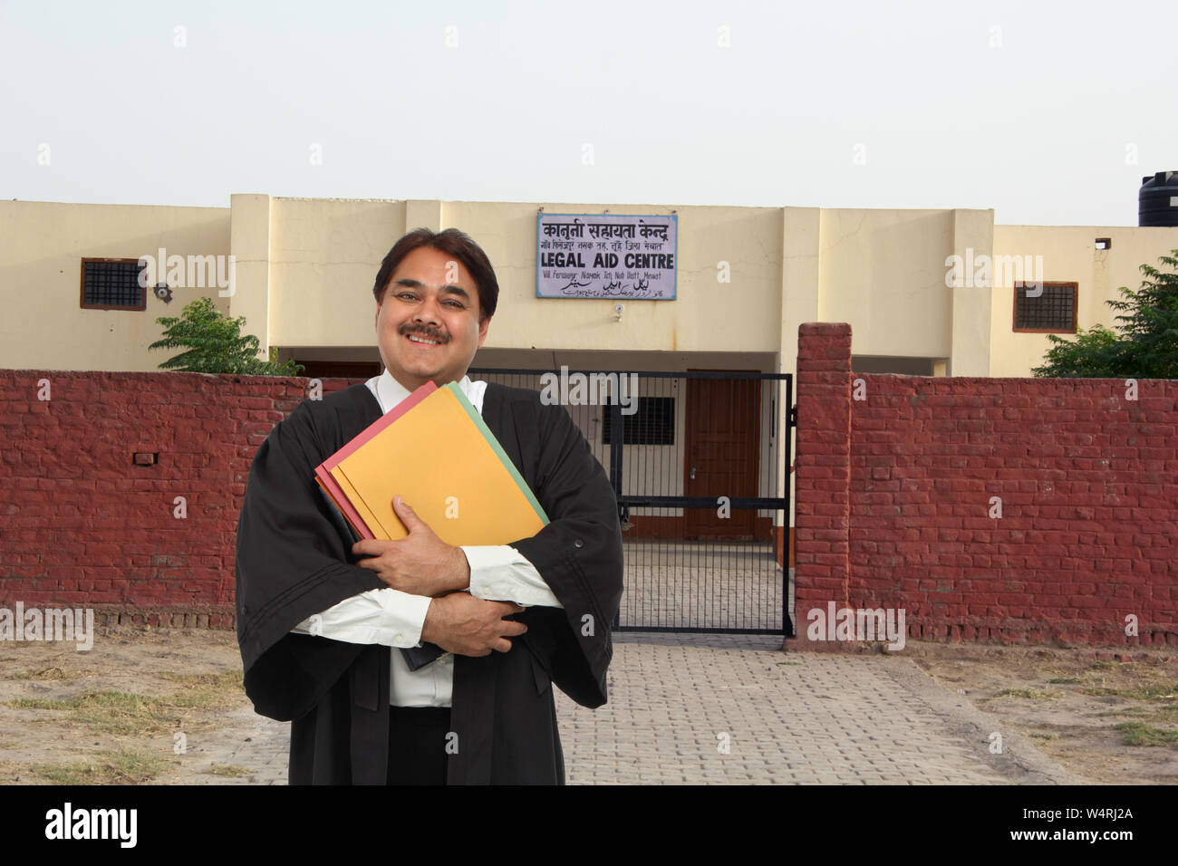 Rechtsanwalt, der mit Akten vor einem Rechtshilfezentrum steht Stockfoto
