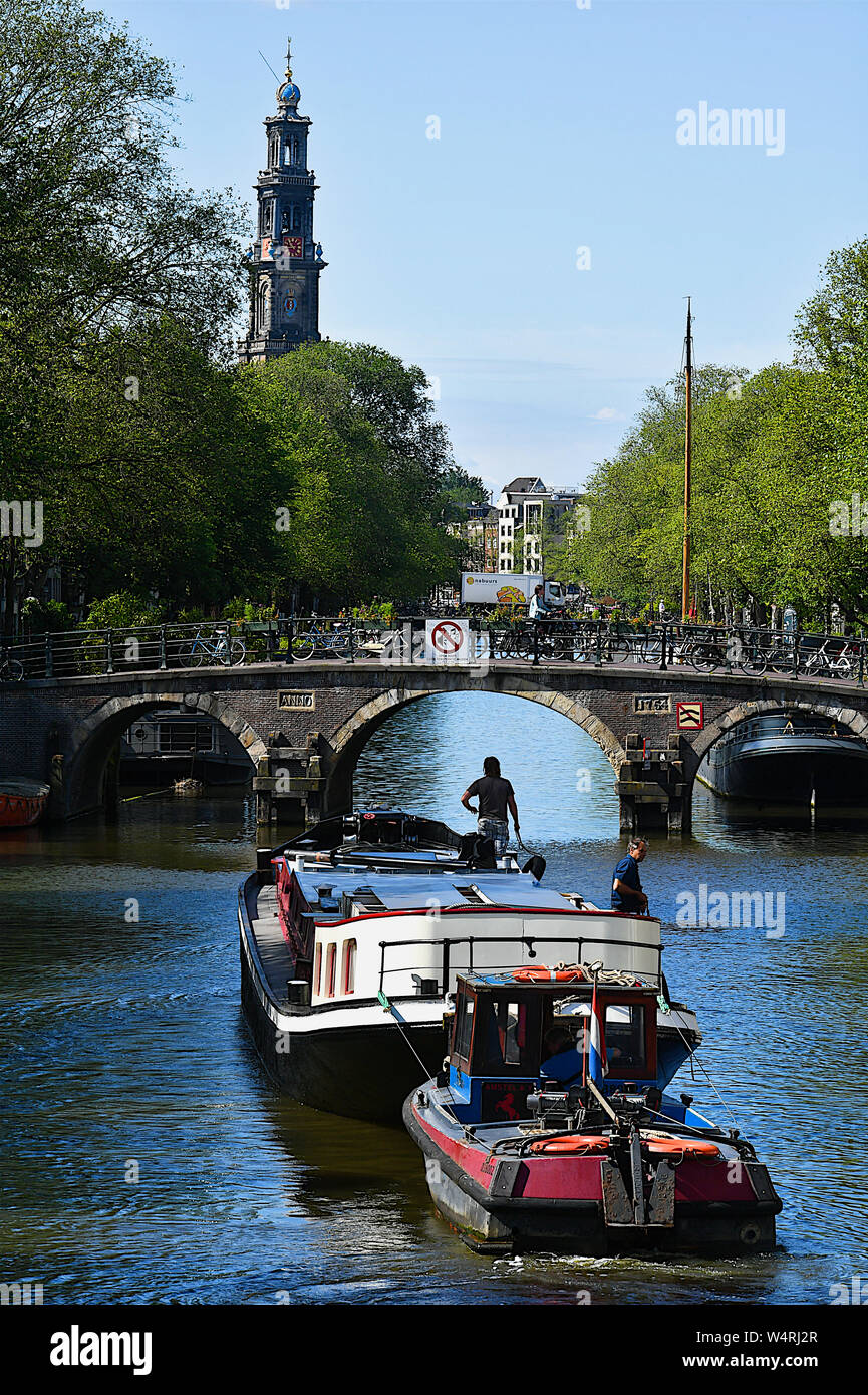Barge segeln in Richtung Brücke, Amsterdam, Niederlande Stockfoto