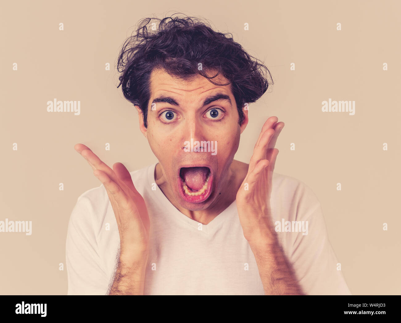 Portrait von Überrascht aufgeregt lustige Mann das Erreichen seines Ziels oder Essen, lachen und Überraschung Gesten nicht sein Glück zu glauben. In Happy Face Express Stockfoto