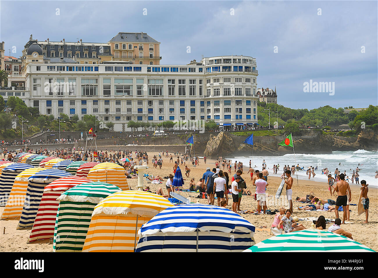 Meer und Strand voller Menschen im Baskenland, Biarritz, Frankreich Stockfoto