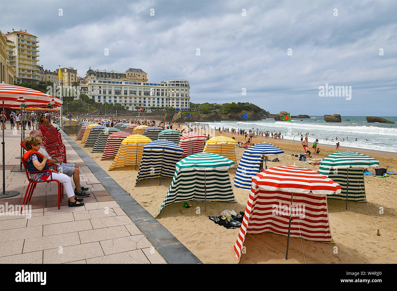 Meer und Strand voller Menschen im Baskenland, Biarritz, Frankreich Stockfoto