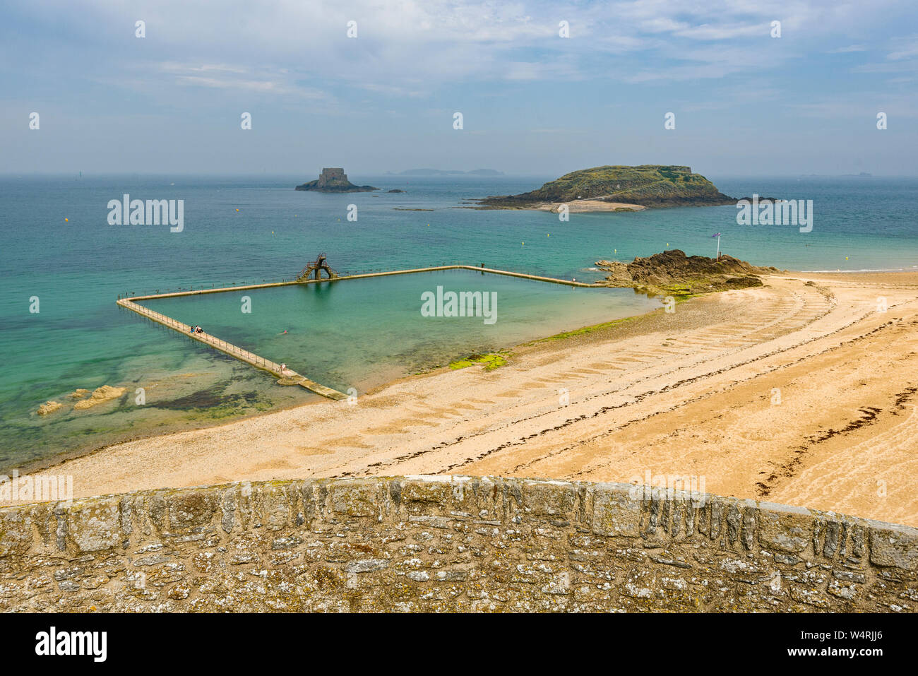 Berühmte Außenpool mit Jumping Plattform und das Fort auf der Insel Petit in Dinard, Bretagne, Frankreich. Stockfoto