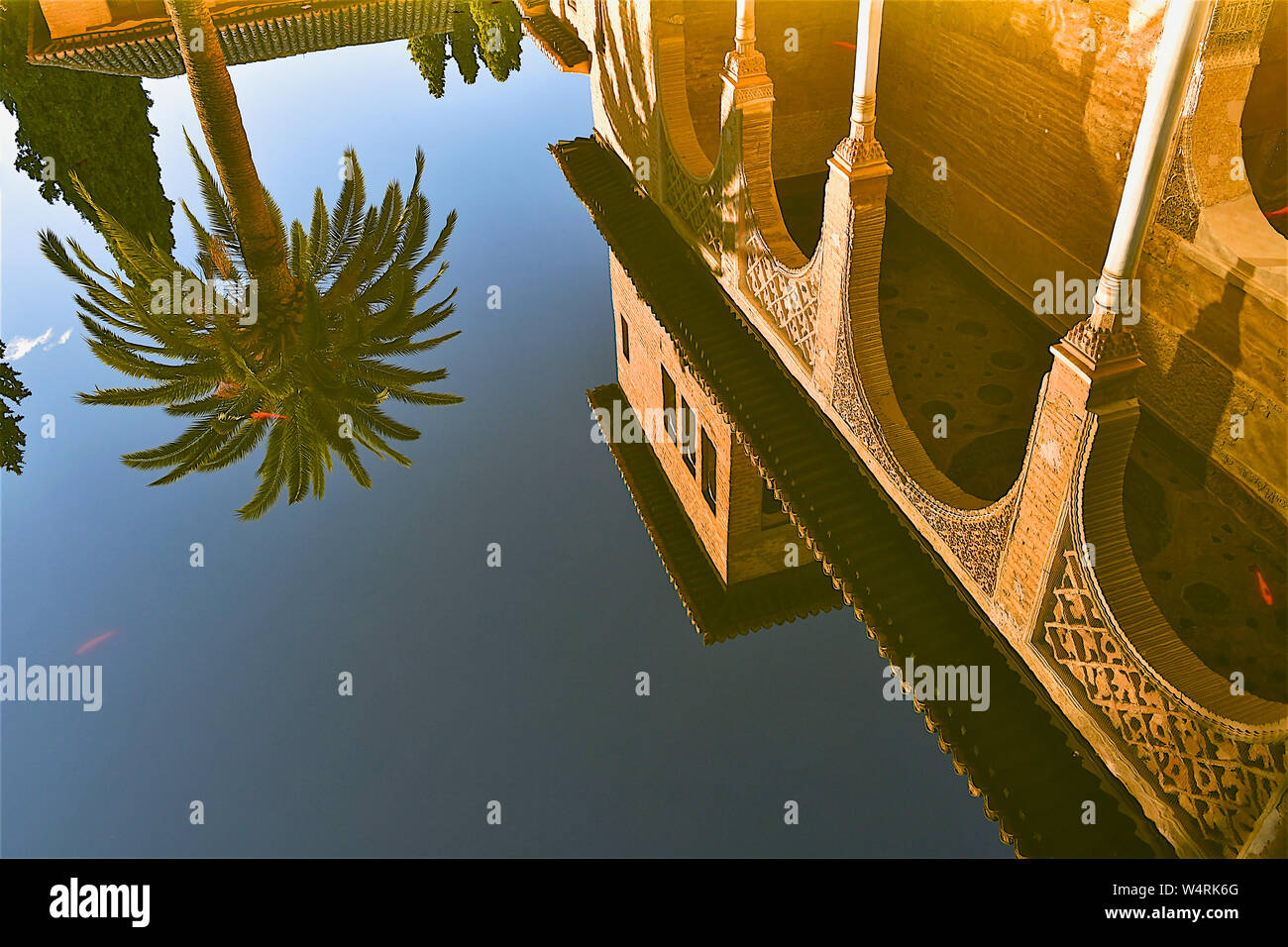 Reflexion in den Teich im Innenhof der Alhambra, Granada, Andalusien, Spanien Stockfoto