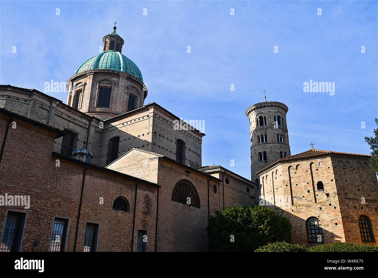 Mittelalterliche Burg Türme und Kuppel, Battistero Neoniano, Ravenna, Emilia-Romagna, Italien Stockfoto