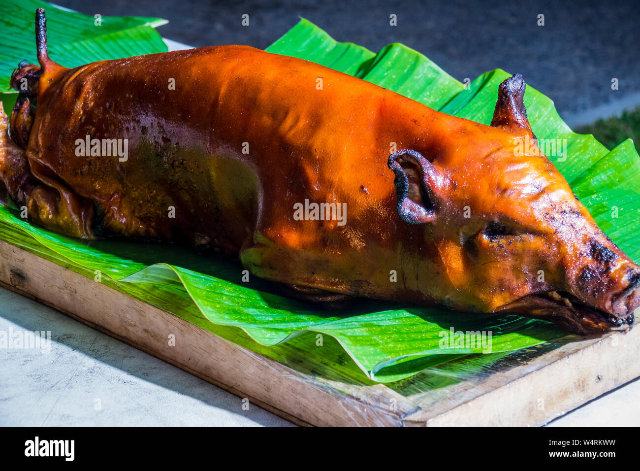 Fertig gegrillte Spanferkel Essen, Ubud, Bali, Indonesien Stockfoto