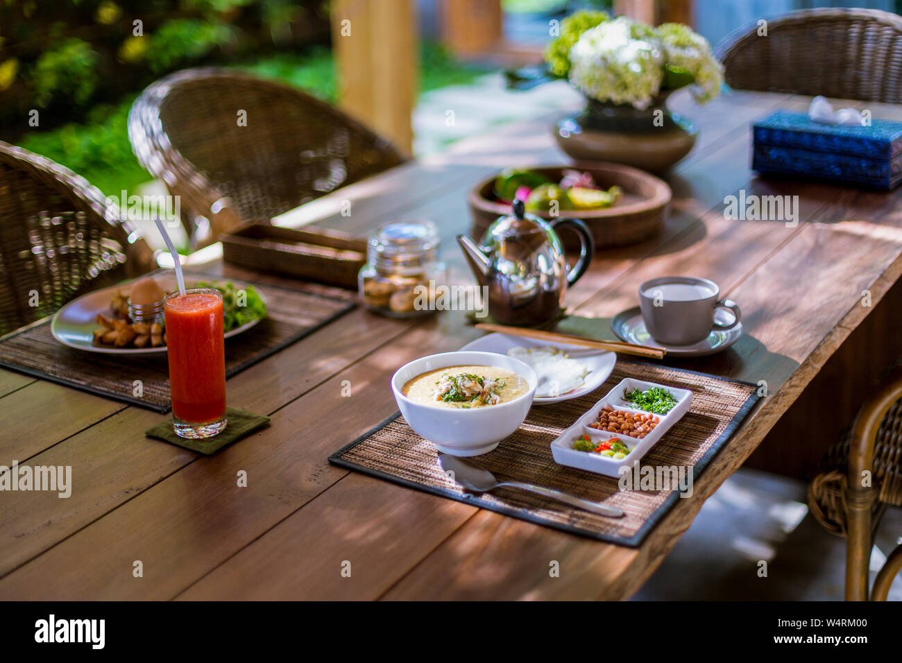 Essen und Getränke auf Holztisch, Ubud, Bali, Indonesien Stockfoto