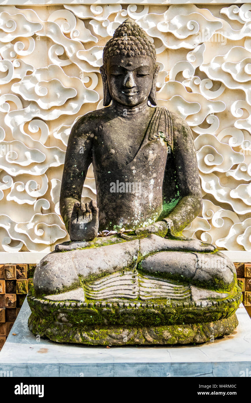 Verwitterte Buddha Skulptur, Ubud, Bali, Indonesien Stockfoto