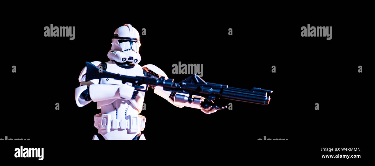 Kiew, Ukraine - Mai 25, 2019: Weiß imperial Stormtrooper mit Gun isoliert auf Schwarz Stockfoto