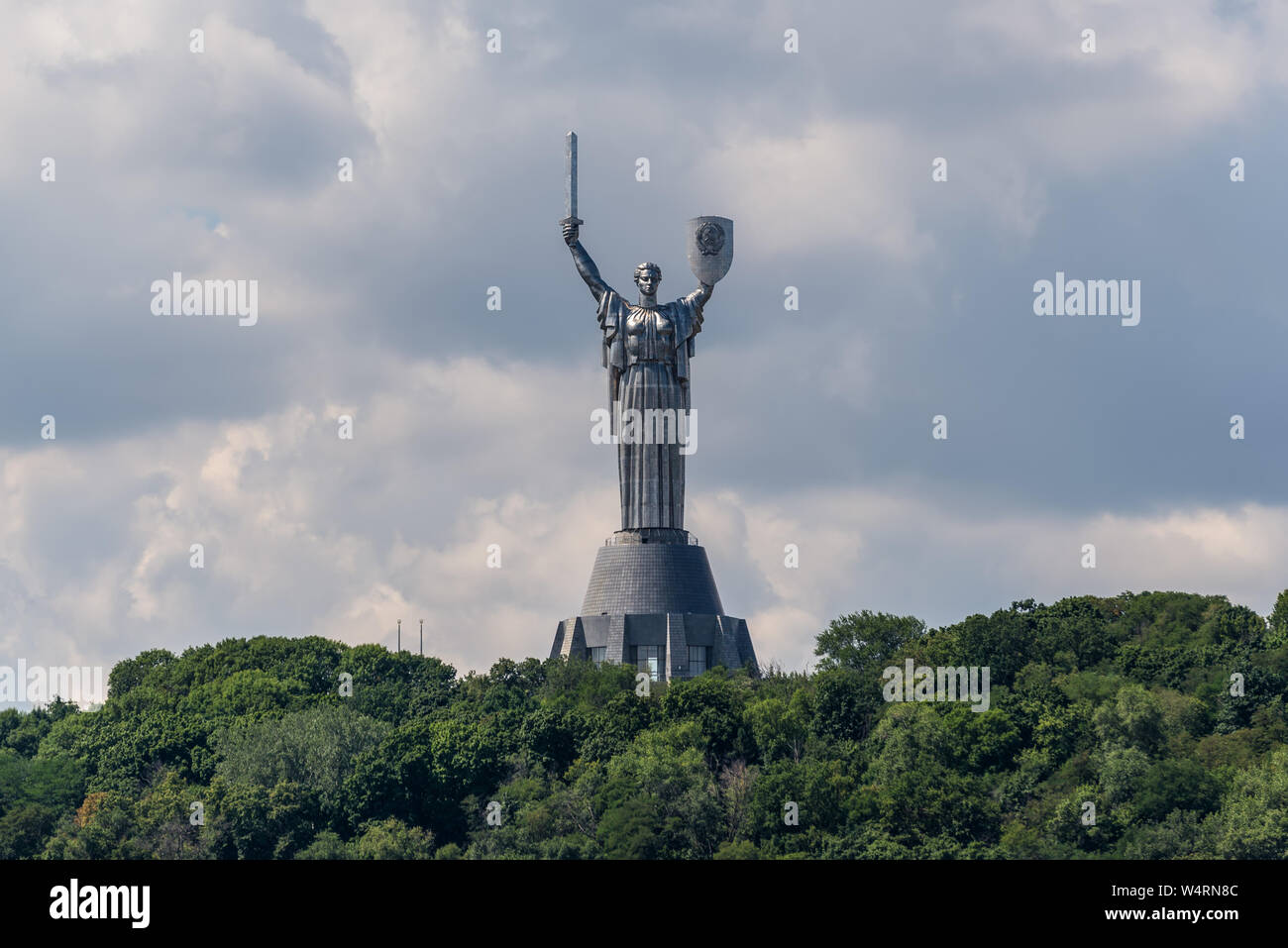 Kiew, Ukraine - Juli 13, 2019: Blick auf das Mutterland Denkmal. Symbol von Kyiv (Kiew). Das Nationale Museum für die Geschichte der Ukraine im Zweiten Wor Stockfoto