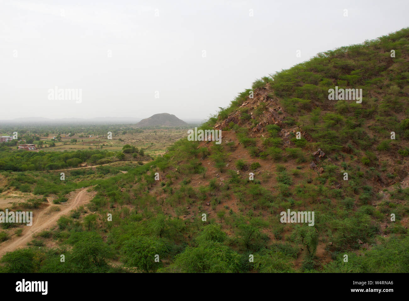 Panoramablick auf eine Bergkette, Neemrana Fort, Neemrana, Alwar, Rajasthan, Indien Stockfoto