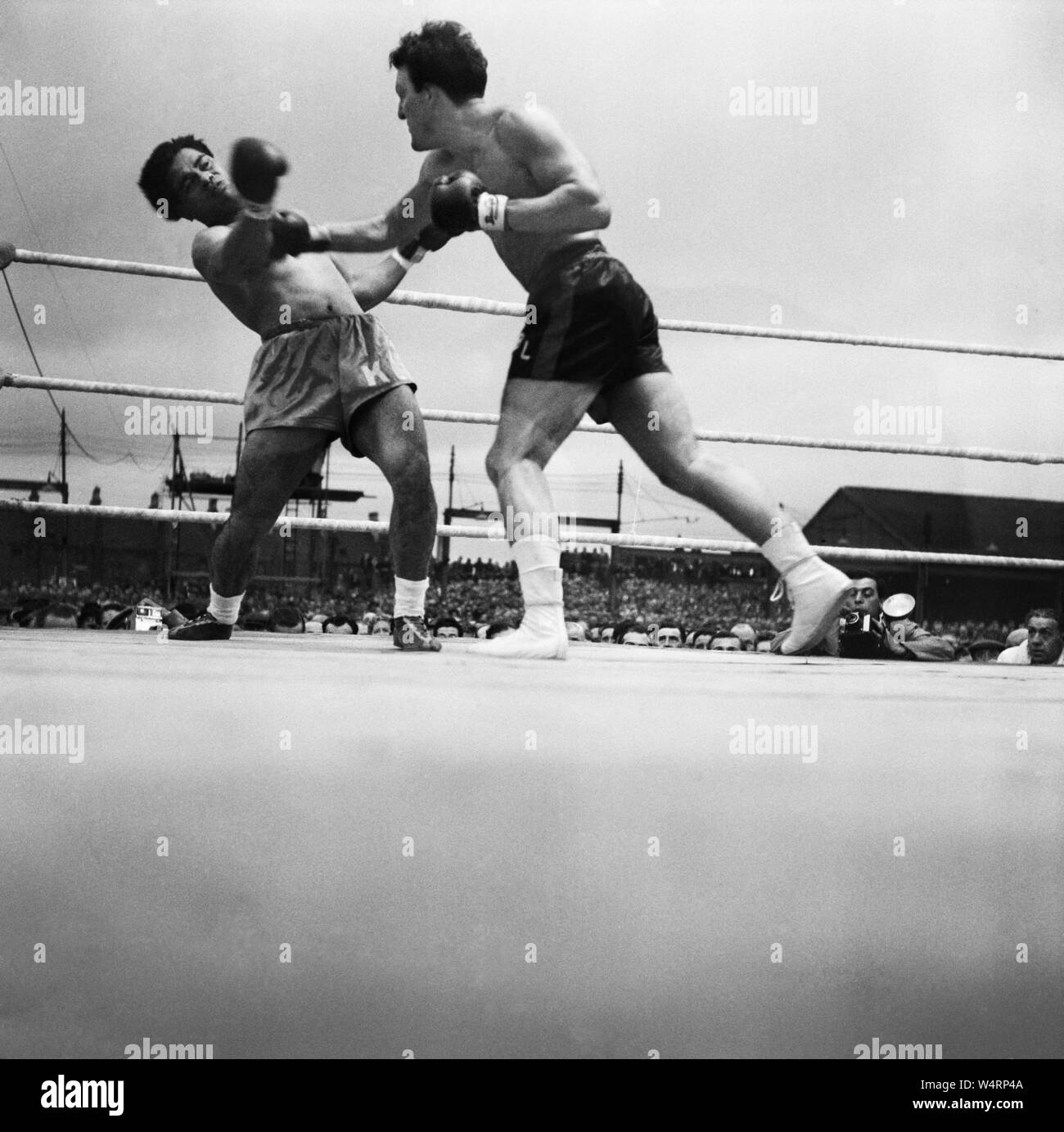 Brian London vs Kitione Lave, Commonwealth Heavyweight Titel Eliminator. Greyhound Stadium, West Hartlepool, County Durham. London gewonnen auf Punkte über 10 Runden. (Bild zeigt) Kampf Aktion 12. August 1957 Stockfoto