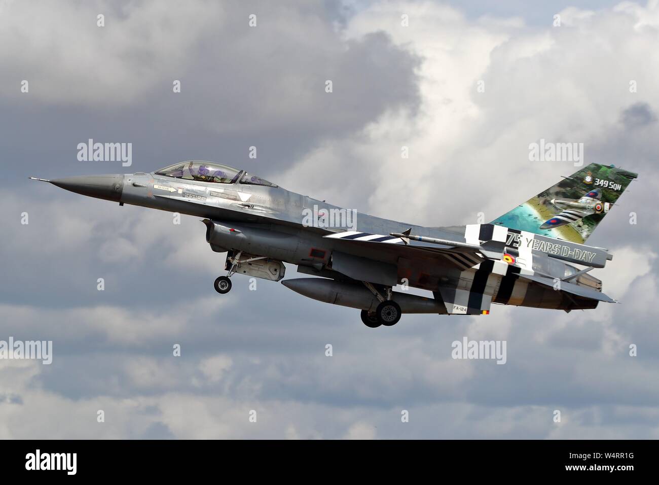 Belgische Luftwaffe General Dynamics F-16 Fighting Falcon in D-Day Farben bei der RIAT Air Show, RAF Fairford, Gloucestershire, Großbritannien anreisen Stockfoto