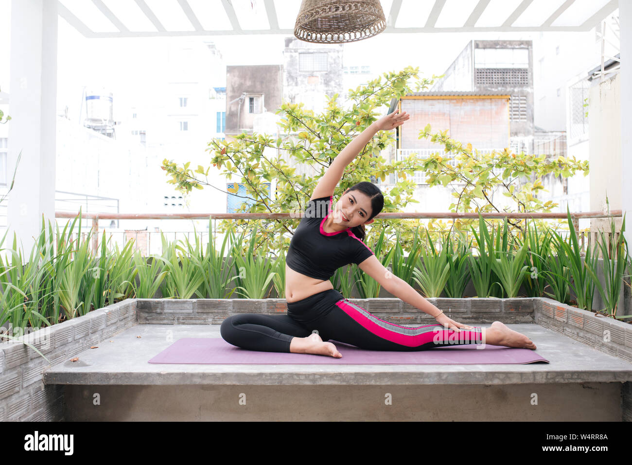 Junge Frau Yoga auf die Natur Stockfoto