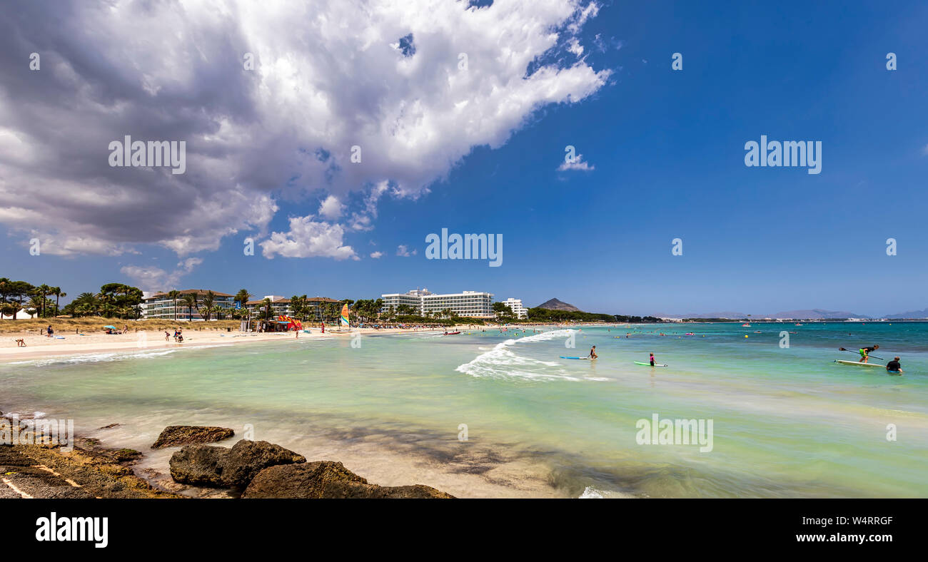 PLAYA DE MURO, Spanien - 9. JULI 2019: Touristen Sonnen und Schwimmen am Strand Muro am 9. Juli 2019 in Playa de Muro, Spanien. Stockfoto