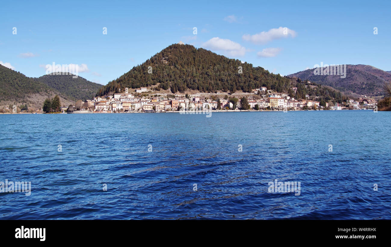 Blick auf den Weiler Piediluco und der gleichnamigen See Stockfoto