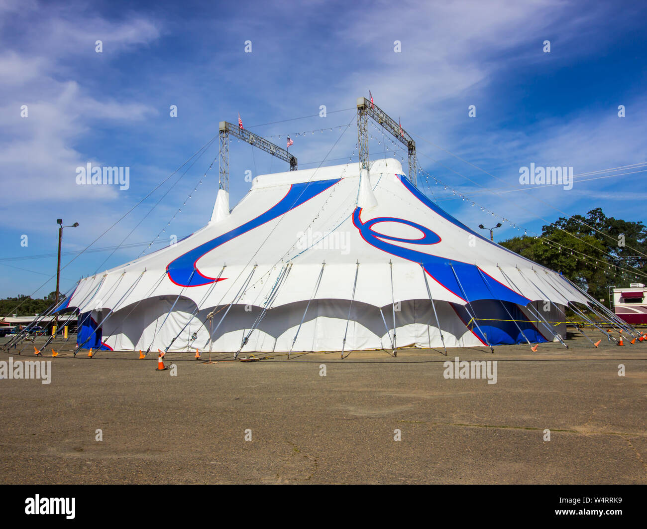 Blaue und Weiße Leinwand Big Top Zirkuszelt Stockfotografie - Alamy