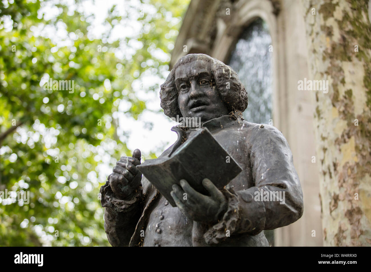 London, Großbritannien, 17. Juli 2019, Statue von Dr. Samuel Johnson auf den Strand Stockfoto