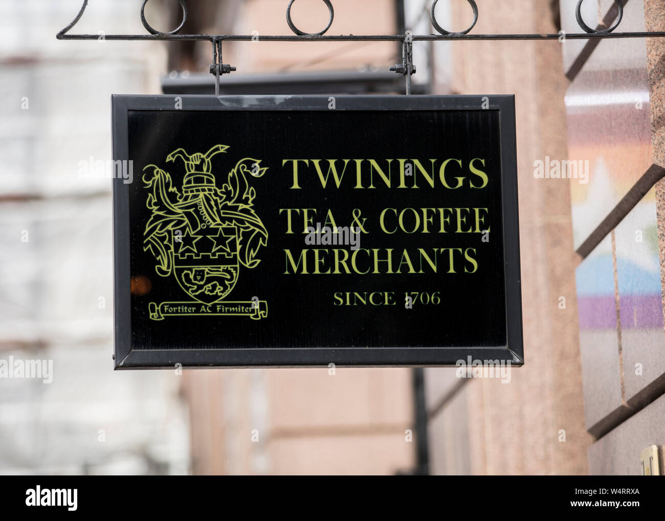 London, Großbritannien, 17. Juli 2019, Twinings Tee Shop Zeichen auf der Faser Stockfoto